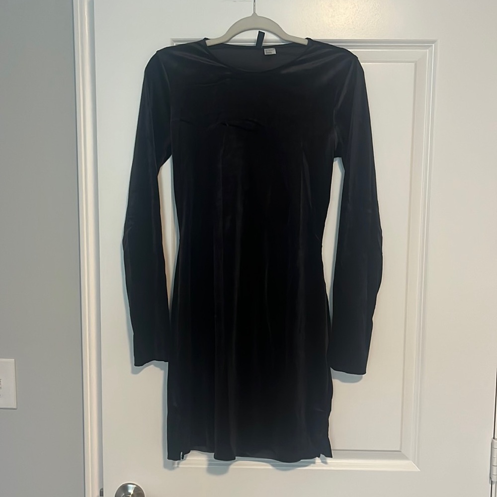 Velvet black dress, size medium. Never worn. Open back with rhinestones.